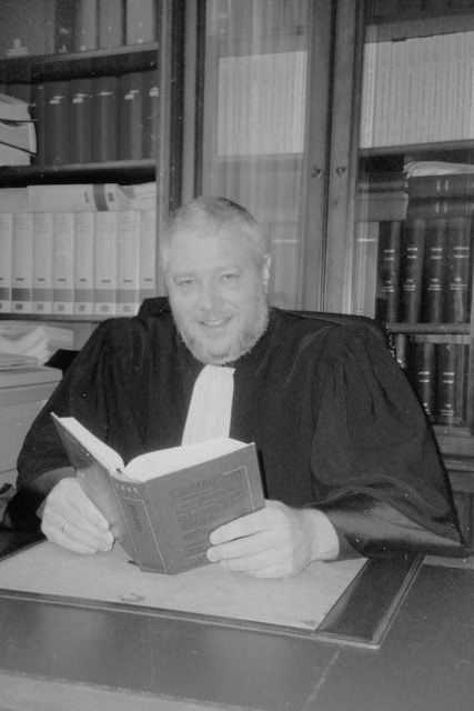 Maître Jean-Pierre Glinkowski dans son cabinet d'avocat